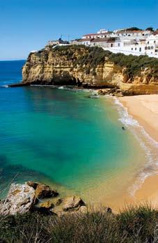 ROUTES EN PADEN SOTAVENTO PADEN VOORBIJ DE SOTAVENTO 147 een delicaat miniatuurtje of een voorwerp dat versierd is met de kleuren van de Algarve: het blauw van de zee en het okergeel van de aarde.