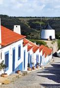 ROUTES EN PADEN BARLAVENTO 31 route van de vicentinakust Van Odeceixe tot Vila do Bispo is het uitzicht van de wandelaar wit: in de verte slokken schuimende stroken als onschuldige vodden het fijne