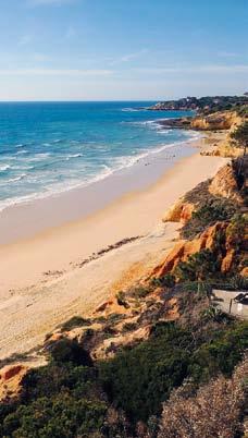 62 ROUTES EN PADEN CENTRUM DORPENROUTE De Dorpenroute is een wonderbaarlijke reis door de contrasten van de Algarve, van het kosmopolitische Albufeira met zijn prachtige stranden tot het traditionele