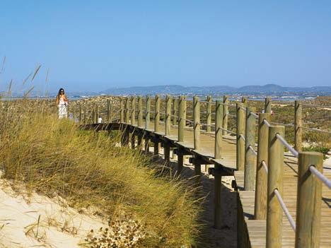 80 ROUTES EN PADEN CENTRUM RIA FORMOSA De Route van de Ria Formosa verleidt de bezoeker dankzij het contrast van de waterspiegels die ontstaan tussen het vasteland en de eilanden met los zand en