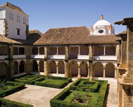 82 ROUTES EN PADEN CENTRUM RIA FORMOSA Igreja do Carmo (St) (kerk) Convento de Nossa Senhora de Assunção (St) (klooster) het stadhuis en samen vormen deze bouwwerken een ruim en sierlijk plein.