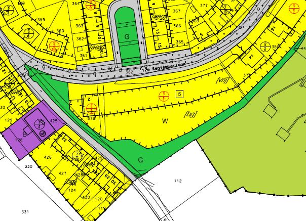 Het terrein is glooiend, de oostzijde van het perceel ligt circa 4 meter hoger dan de westzijde van het perceel. De foto s van figuur 2 geven een impressie van de huidige situatie van het terrein.