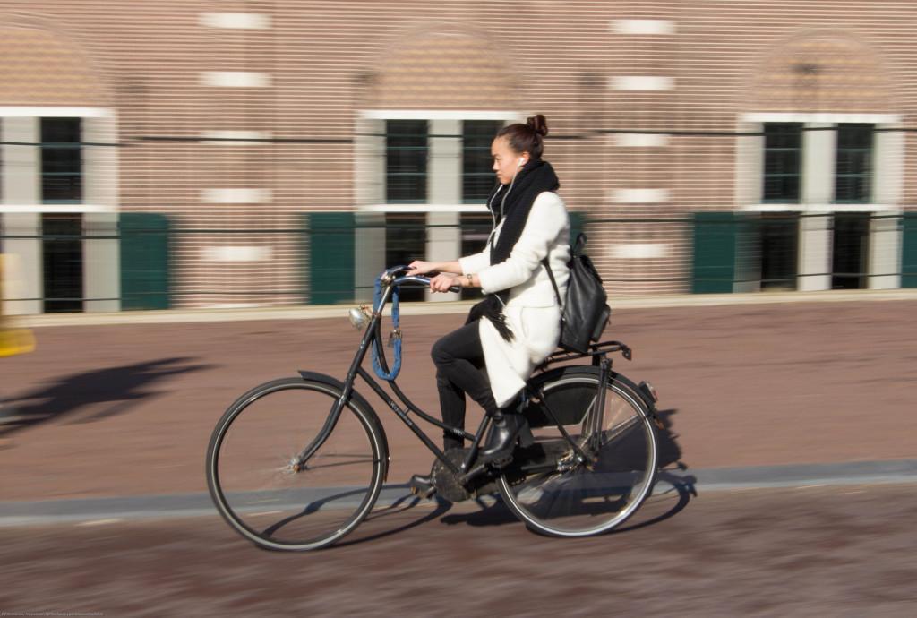 Bicicletta Waar fiets jij naartoe? Trrrring! Neeeeee, daar gaat de wekker al. Maandagen zijn zo niet Roos ding. Toch maar opstaan, ze kan niet meteen haar eerste college missen.