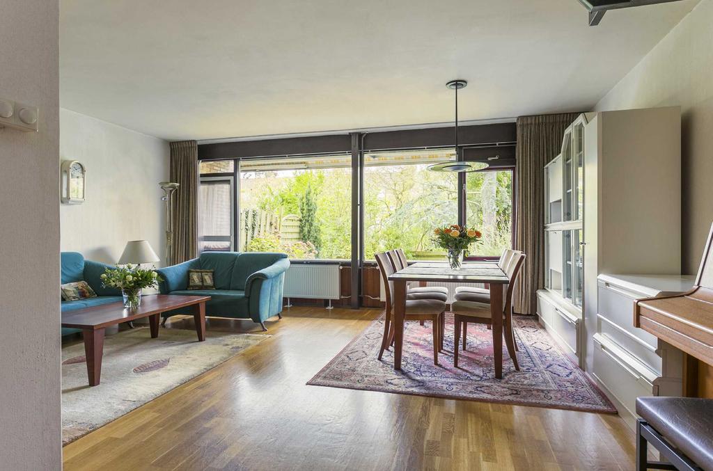 Deze kindvriendelijk gelegen tussenwoning is verrassend ruim en heeft een moderne luxe keuken en badkamer. De ruime garage beschikt over een interne en externe ingang.