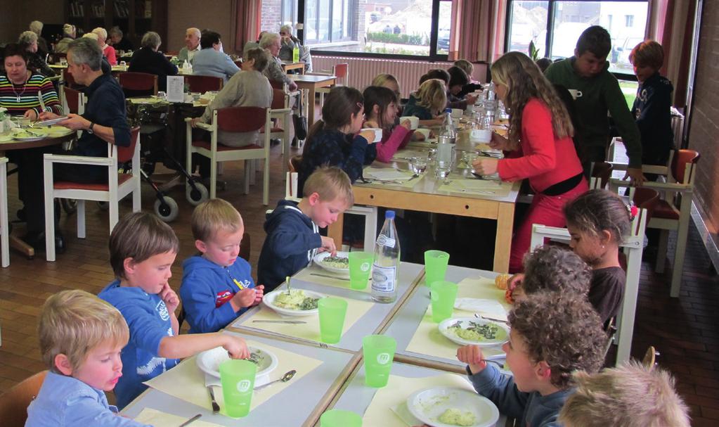 jong/oud Een woonzorgcentrum ontvangt s middags de kinderen van de basisschool die er komen eten in het restaurant waar ook de bewoners eten.