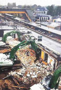 Afgelopen weekend is er dag Maandagochtend werden de liften en de loopbrug in gebruik genomen, net als het tijdelijk stationsgebouw aan de Driebergse-zijde van het spoor.