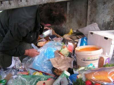 32... eten uit de afvalcontainer?