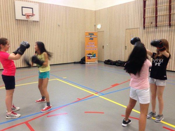 Buurtsporten, tussen- en naschoolse activiteiten Op verschillende scholen zijn de pleinsporten in