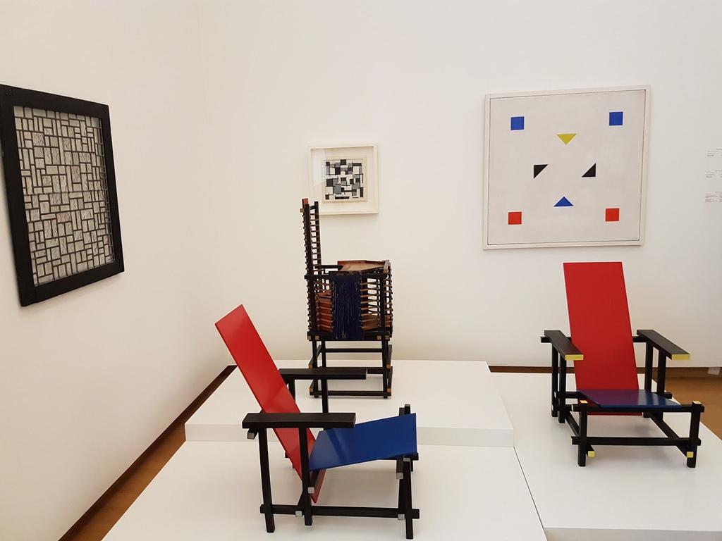 Gerrit Rietveld, Rood-blauwe stoel De rood-blauwe stoel is één van bekendste werken van Gerrit Rietveld.