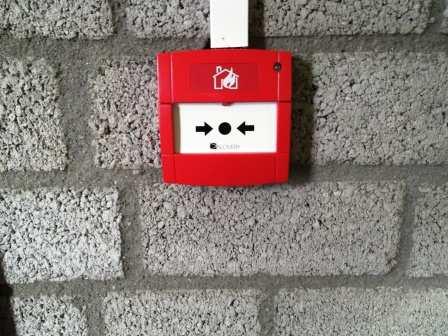 Bij een brandalarm via een handbrandmelder/rookmelder of stroomonderbreking zorgt de sluitarm voor het automatisch sluiten van de deuren of wordt de 19) automatische deurdranger kleefmagneet