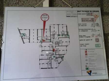 Is er een instructie bij het noodplan? 5 Instelling: In het gebouw hangen diverse vluchtplannen (26) wat te doen bij brand.