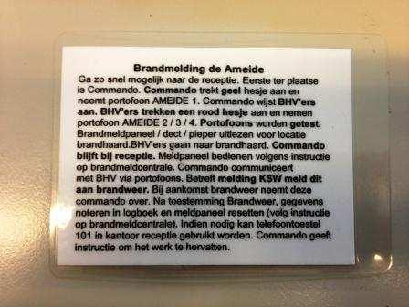 andere calamiteit is. Dit voorkomt dat men in een echte situatie, die stressvol kan zijn, nog 26) vluchtplan steeds makkelijk kan aflezen wat men moet doen (mocht men dit vergeten zijn).