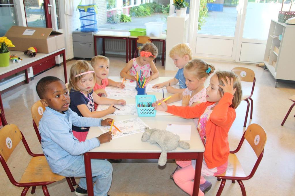 De kinderen van groep 2 maken 4 werkjes per week en zij kiezen zelf wanneer ze deze werkjes gaan doen. Als ze hun werkje gedaan hebben zetten zij een kruisje op het werkjesblad.