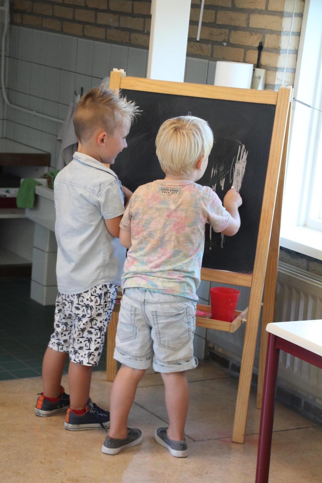 We laten de kinderen ook op een speelse manier kennismaken met letters, om zo de kinderen voor te bereiden op groep 3. Regelmatig stellen wij een letter centraal.