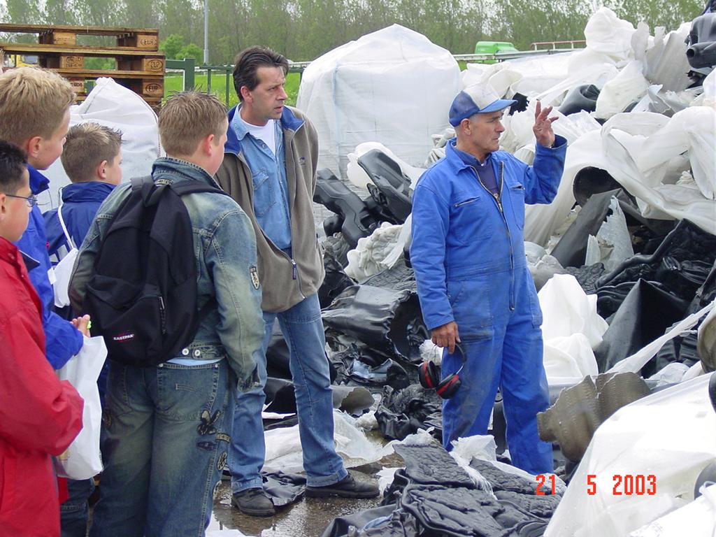 3. Milieudag scholen Op 21 mei 2003 hebben op initiatief van de Milieuraad de hoogste groepen van de basisscholen in de gemeente een bezoek gebracht aan het kunststofverwerkende bedrijf Spaarndam B.V.