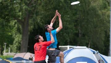 Zij spelen het hele weekend Ultimate met vaak een feest op zaterdagavond en overnachten in een sporthal of in tentjes bij de velden.