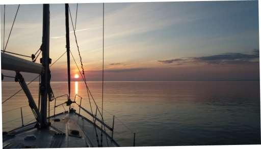 Ik bleef nog even aan dek en probeerde mij de nieuwe situatie eigen te maken: De golfslag, de langere deining ten opzichte van het IJsselmeer, de zwarte nacht, een draaiende wind met felle