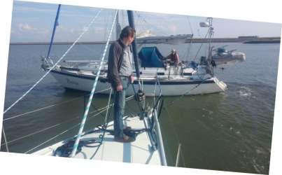 In afwachting van brug en sluis, verleenden we assistentie aan een Duitser solozeiler, die aan de grond zat.