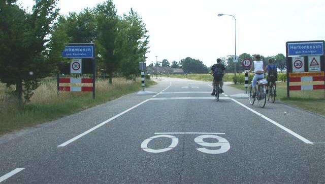 veroorzaken de op de kantstrook geplaatste prefab elementen met paaltjes echter discomfort en zelfs gevaar voor de fietsers. Afbeelding 4.5. Zone 60-poort Schaapsweg, Herkenbosch (Gebied 3.