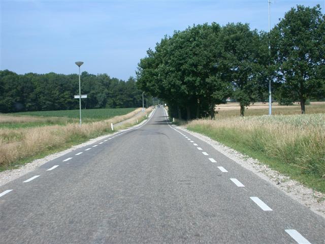 Verschillende soorten wegvakken in Roerdalen: 1) brede obstakelvrije zone (Kerkenbergweg); 2) smalle weg zonder kantmarkering (Holsterweg); 3) smalle
