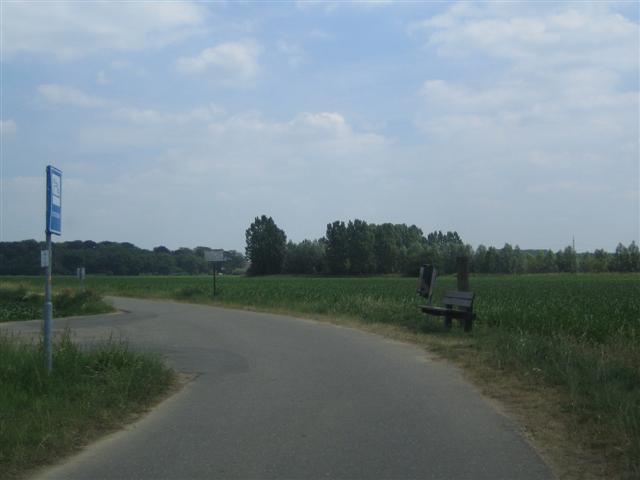 foto's 1 en 2) en een gelijkwaardig kruispunt (foto 3). Geen van drieën hebben ze echter snelheidsremmende maatregelen, hetgeen (ook) weer niet duurzaam veilig is.