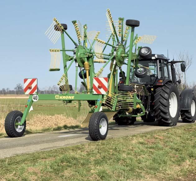 Met 40 km/h van het ene perceel naar het andere dat bespaart tijd en geld. De dubbele harken van KRONE zijn allemaal voorzien van degelijke transportonderstellen, waarmee 40 km/h mag worden gereden.