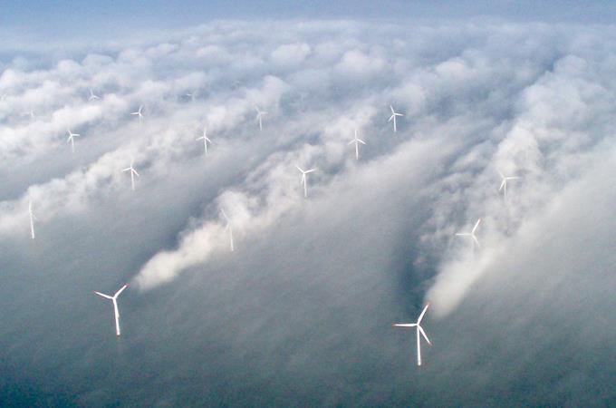 258 mensen kennen de volgende foto, waarin goed te zien is dat door windturbines wolkenvorming kan ontstaan. Figuur 10.14: Windpark Horns Rev 1 voor de kust van Denemarken. Foto Vattenfall.