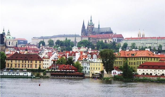 Doordat weinig bezienswaardigheden in Praag vernietigd zijn tijdens de Tweede Wereldoorlog is de stad sinds de val van het IJzeren Gordijn een van de grootste toeristische trekpleisters in Europa.