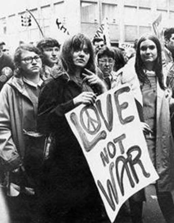 De jongeren vonden het natuurlijk maar niks en ze begonnen met protesteren tegen de oorlog. Rond 1970/1975 werd de hippiecultuur mainstream.