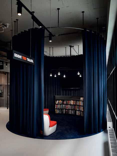 FOTO LINKS In ieder Student Hotel is een bibliotheek met een ruimte voor de zogeheten Ted Talks (Amsterdam Centrum). identiteit.