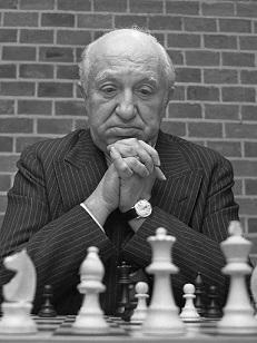 Partij drie is Bronstein met de witte stukken tegen Najdorf, gespeeld in Boedapest 1950. 10.Dc2 f5 11.g3 De8 Zwart wil veld e7 voor het paard openhouden, maar vermoedelijk was 11.