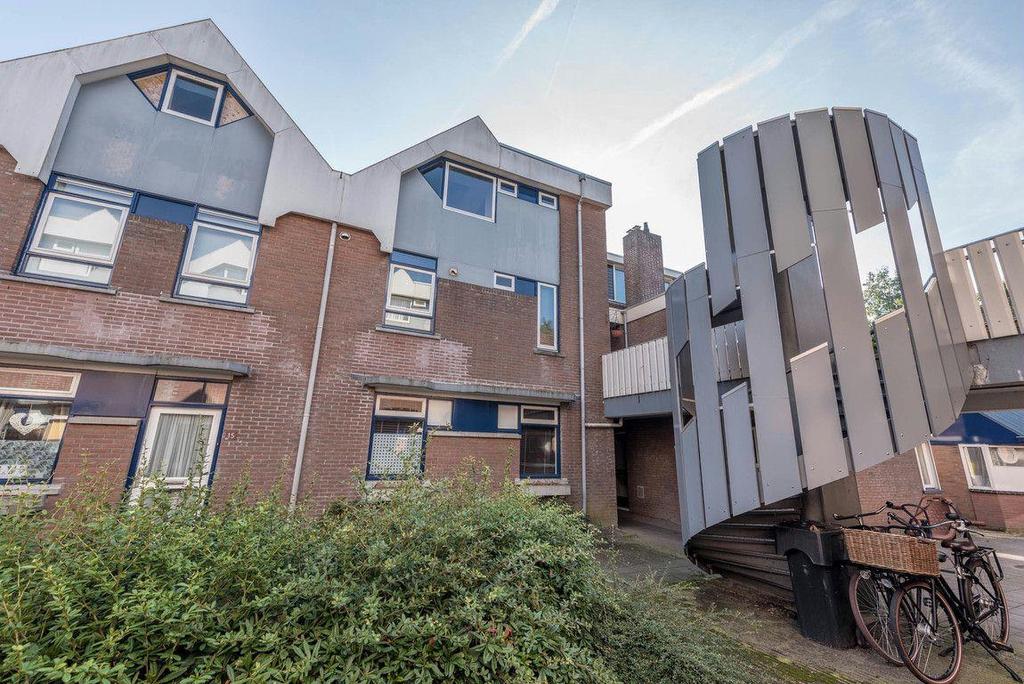 TE KOOP Bakhuis 23 Oud-Beijerland Koopsom 177.500,- k.k. Namens HW Wonen bieden wij een 4- kamerappartement op de 1e en 2e verdieping, met berging en zonnig balkon (oosten) aan.