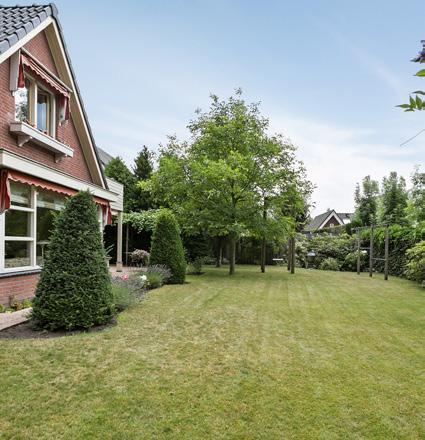 250 m 2 prachtige tuin rondom Charmante markiezen als zonwering aan de buitenzijde Volledig geïsoleerd, voorzien van dubbele beglazing en overal kantel-kiep ramen Perceeloppervlak Bouwjaar ca.