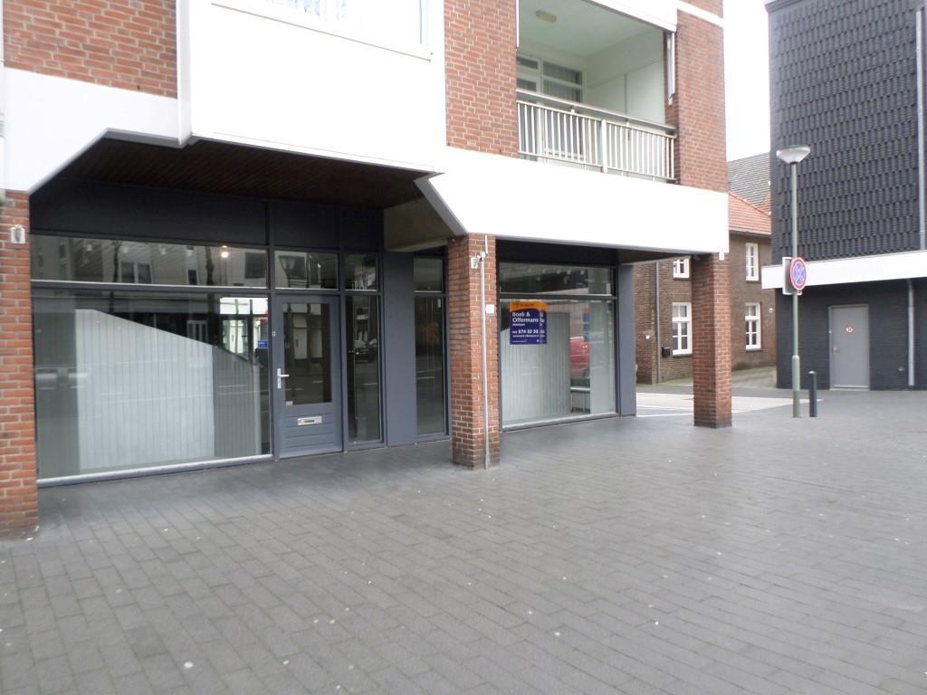 OBJECT LIGGING Aan de rand van het centrum van Geleen in de nabijheid van de Rijksweg en de Salmstraat ligt deze nette winkelunit.