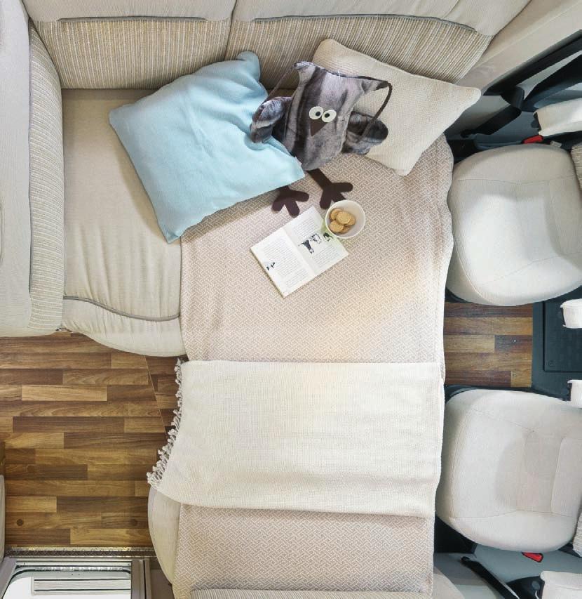 01 01 Comfortabele slaapplaats in de omgebouwde L zitgroep met hefbare tafel (optie), hier in de Hymer T 678 CL.