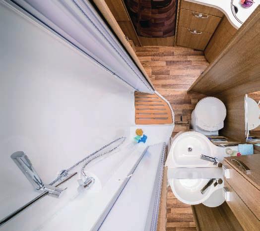 02 Comfort badkamer in de Hymer T 614 CL met geopende douchedeur en