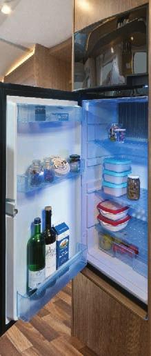 Hymer Tramp CL Meerprijs opties Veel ruimte voor levensmiddelen: Een grote koelkast behoort tot de keukenuitrusting.