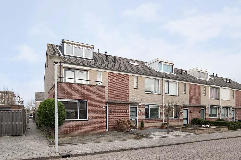 Aubadestraat 11 te Barendrecht Sfeervolle lichte ruime 4 kamer hoekeengezinswoning met uitgebouwde woonkamer en dubbele dakkapel op de tweede verdieping gelegen in de populaire wijk Nieuweland.