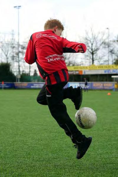 Het lastigste van keepen vindt Bram wel als hij 'Los' moet roepen. Daar gaat hij extra op oefenen. Elke week gaat Bram naar de keeperstraining bij Rogier.