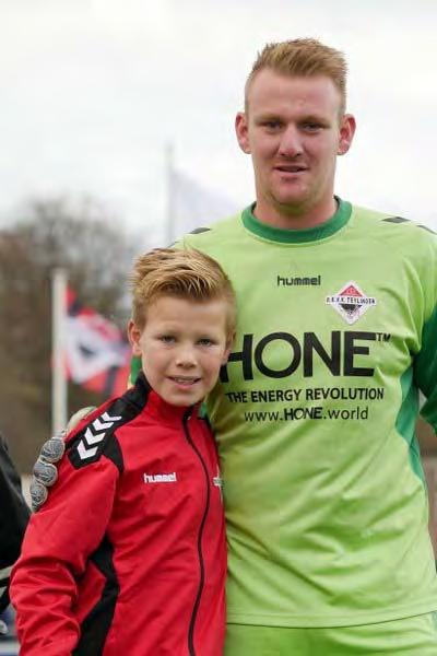 Dat doet hij nu al af en toe, hij kan al op de heftruck rijden en op de tractor. Naast bollenboer zijn wil Bram graag bij Teylingen blijven voetballen.