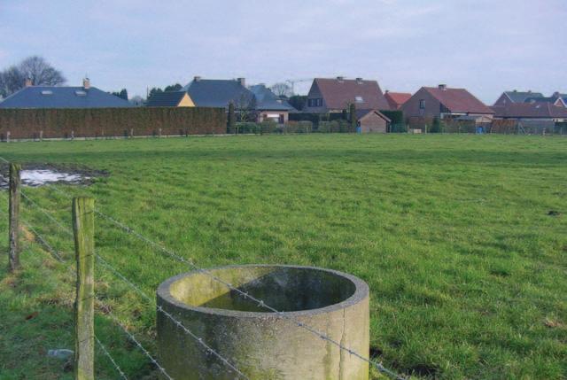 Enkele jaren later is echter voor een gedeelte van de omliggende gronden een verkavelingsvergunning voor woningbouw afgegeven. Drie van de vijf loten zijn sindsdien bebouwd.