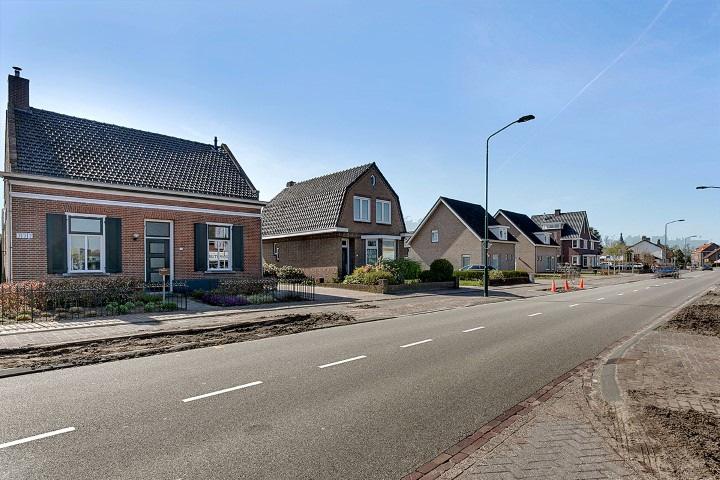 De tuin is onderhoudsvriendelijk en middels de ruime oprit, welke met een elektrische poort is af te sluiten, heeft men toegang tot de in 2013 gebouwde vrijstaande garage met carport.