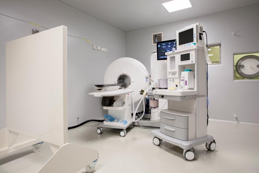 Uitgelicht De nieuwe geïntegreerde PET/CT scanner. mentele vaccinatie is beschermd. Met PET/ CT kan de ontwikkeling van weefselschade en ontsteking in de tijd worden gevolgd.