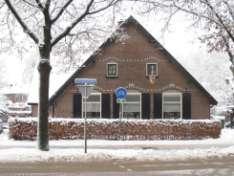 Beeldbepalende ligging op het kruispunt van de Garderenseweg/Aardhuisweg/Harderwijkerweg/Elspeterweg in de dorpskern; 4.
