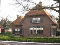 Garderenseweg 21 Als een landhuisje opgezette woning uit 1940, in opdracht van D. Beekman ontworpen door H. Verkerk uit Apeldoorn.