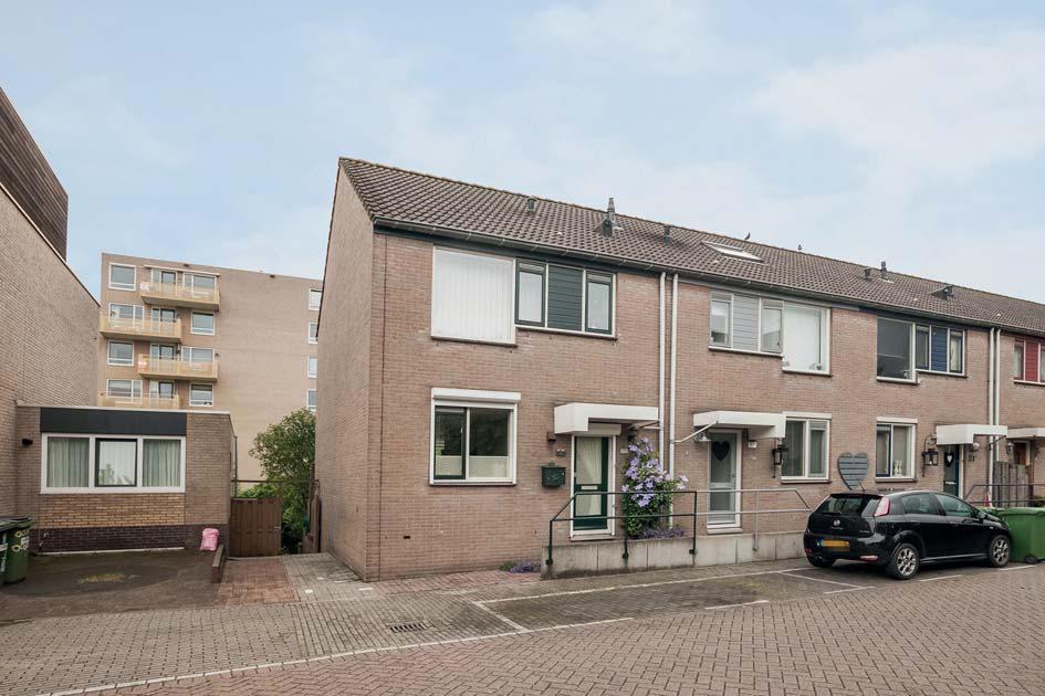 Keurig onderhouden hoek-eengezinswoning op mooi perceel van 144 m 2 eigen grond. Deze woning is heel aantrekkelijk gelegen aan de Noorder Kerkedijk in de wijk Rotterdam-IJsselmonde.