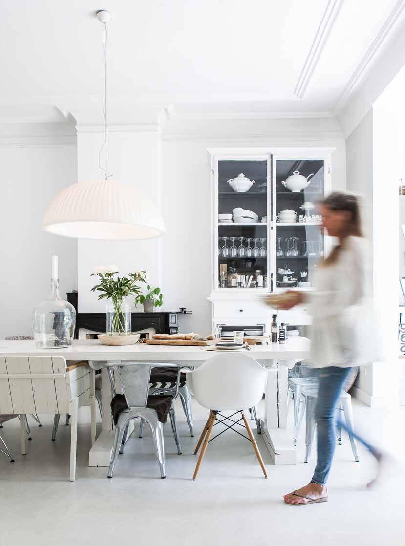 BIJZONDER Dit huis heeft twee woonkamers en twee eetkamers op twee verschillende verdiepingen Hier kijk je vanuit de open keuken haaks in de eetkamer. Wij wonen dicht bij de middelbare school.