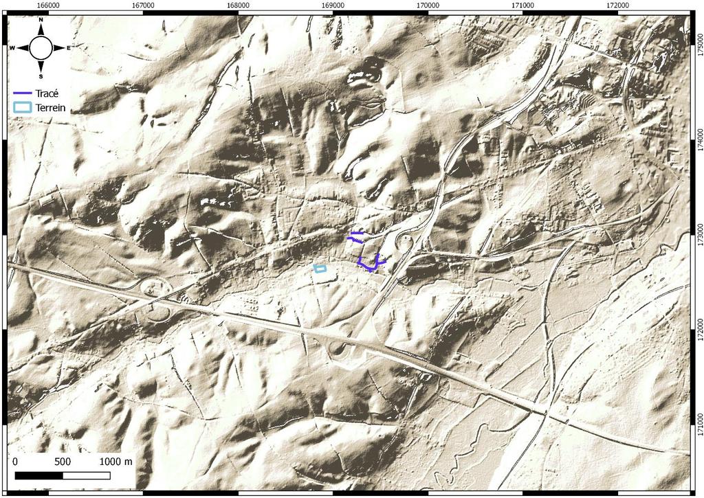Figuur 12: Hillshade (afgeleid van DTM 5m) met aanduiding van het tracé (blauw) en het terrein voor