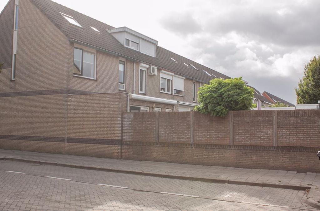 Ligging en indeling Bijzonderheden * De woning is fraai gelegen op een hoek met uitzicht op een plantsoen met speeltuin * Kindvriendelijke wijk * Alle voorzieningen op korte