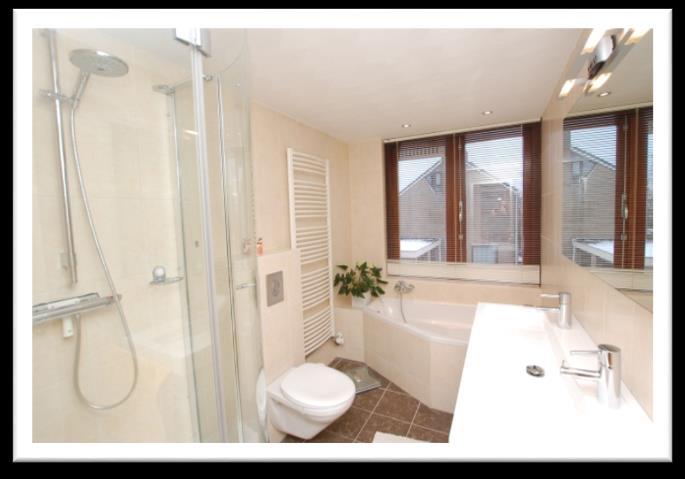 Badkamer Mooie, moderne, luxe badkamer voorzien van douchecabine, strakke dubbele wastafel met meubel en grote spiegel, zwevend